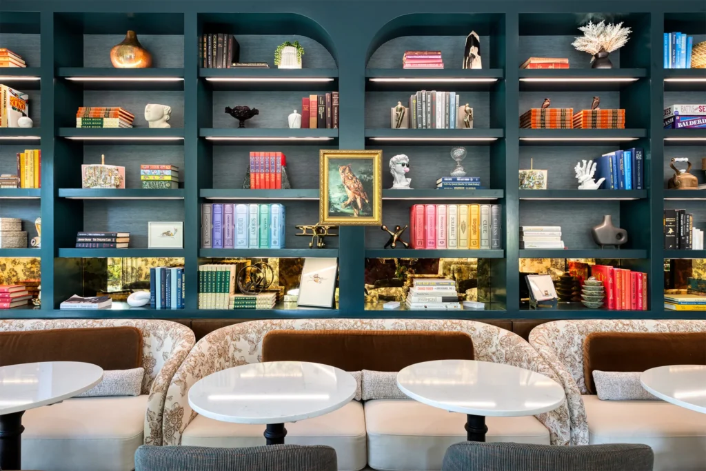 a row of chairs sitting in front of a bookshelf filled with books